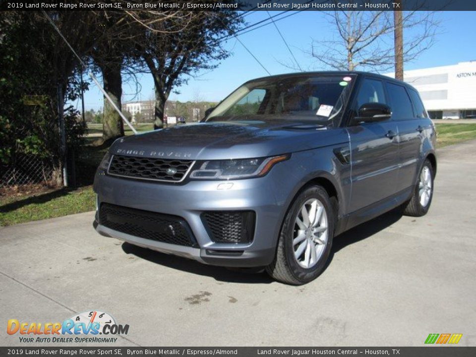 Front 3/4 View of 2019 Land Rover Range Rover Sport SE Photo #12