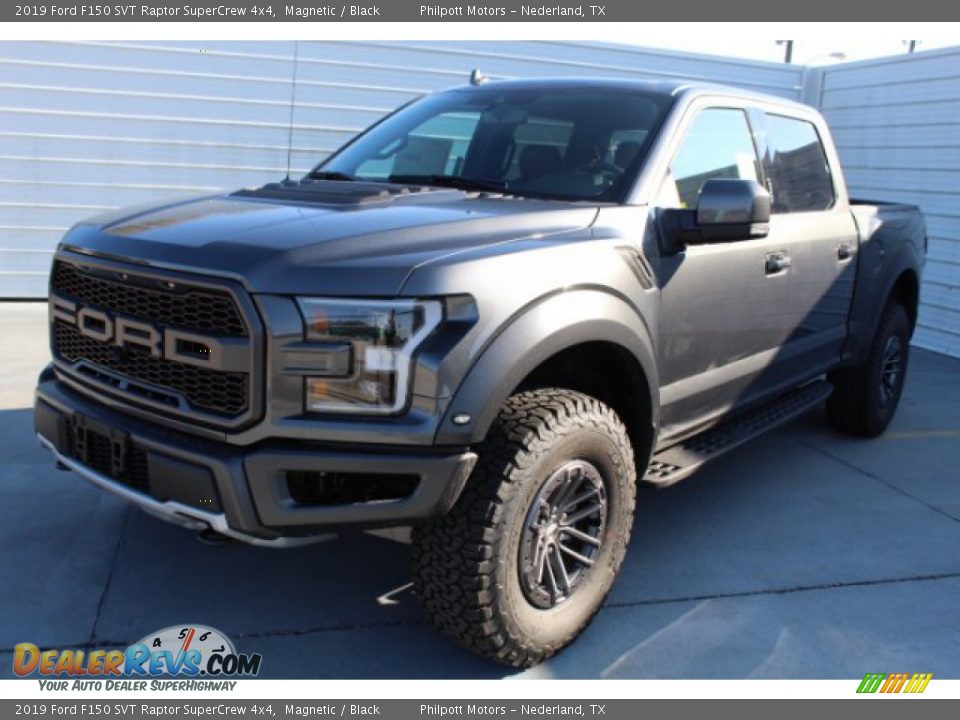 Front 3/4 View of 2019 Ford F150 SVT Raptor SuperCrew 4x4 Photo #4