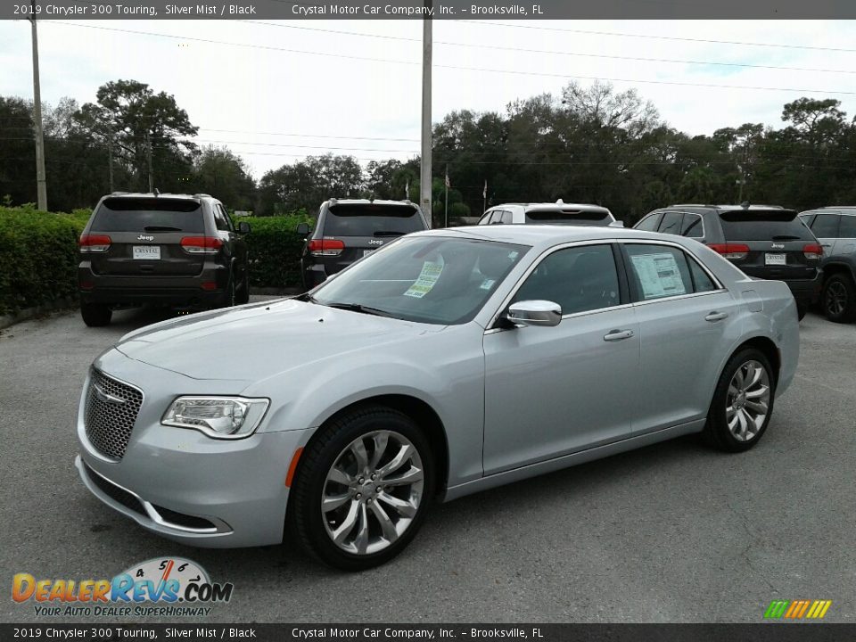 Front 3/4 View of 2019 Chrysler 300 Touring Photo #1