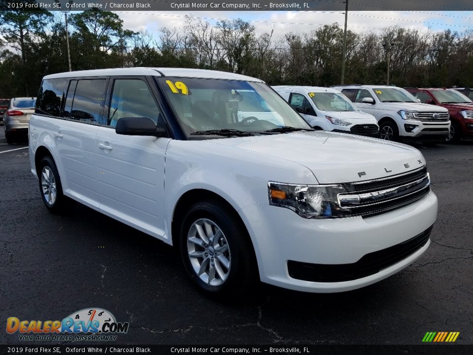 Front 3/4 View of 2019 Ford Flex SE Photo #7