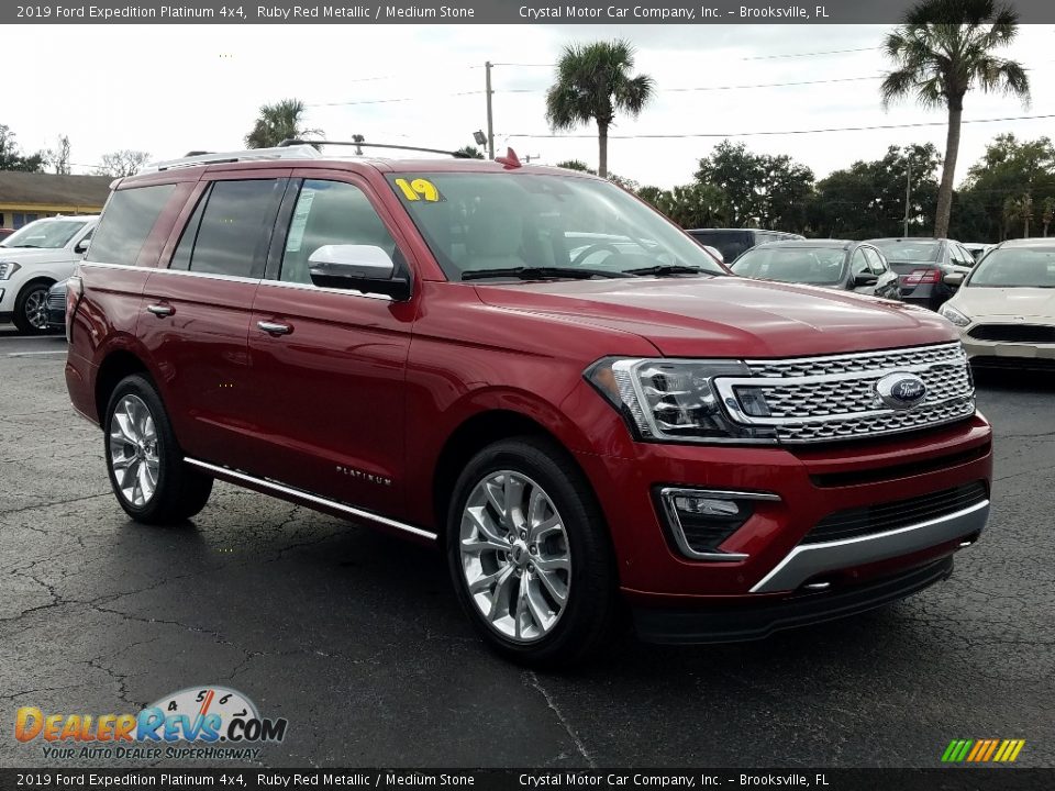 Front 3/4 View of 2019 Ford Expedition Platinum 4x4 Photo #7