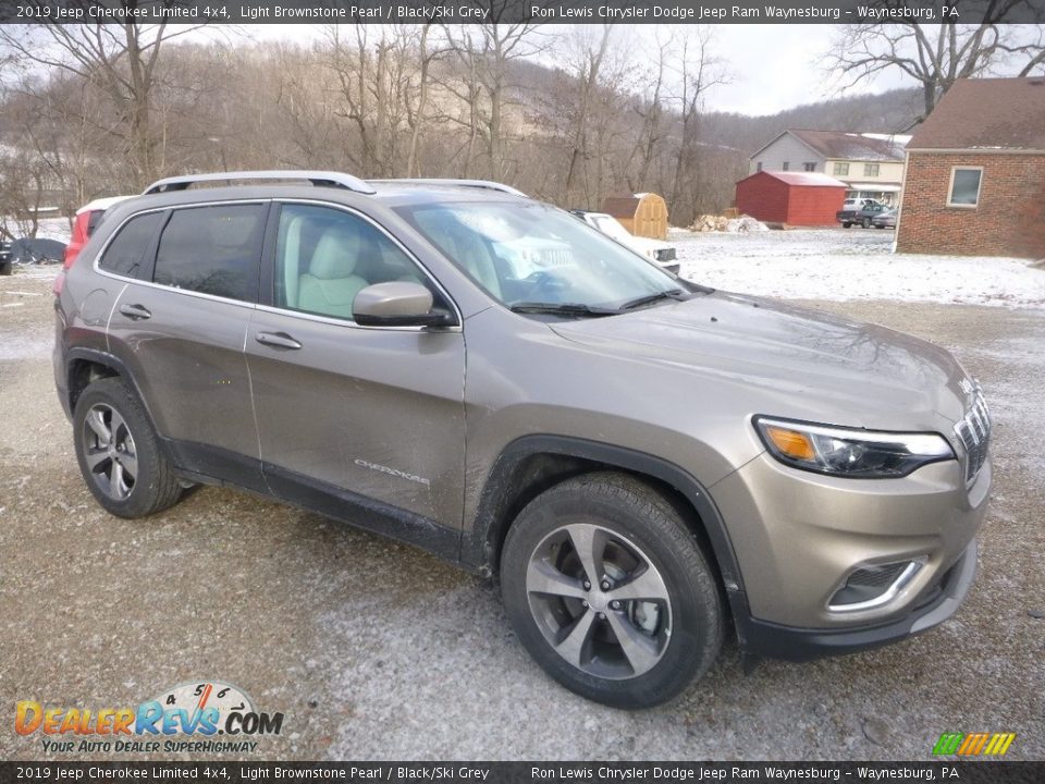 Front 3/4 View of 2019 Jeep Cherokee Limited 4x4 Photo #8