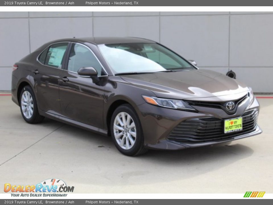 Front 3/4 View of 2019 Toyota Camry LE Photo #2