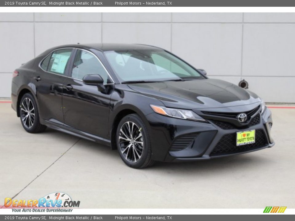 Front 3/4 View of 2019 Toyota Camry SE Photo #2