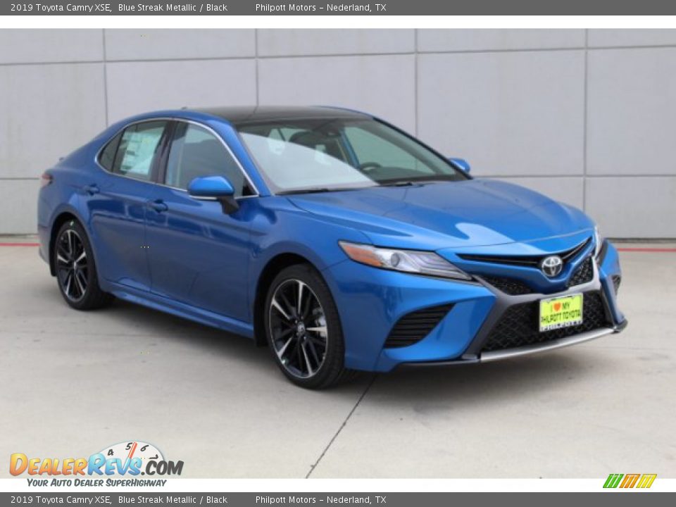 Front 3/4 View of 2019 Toyota Camry XSE Photo #2