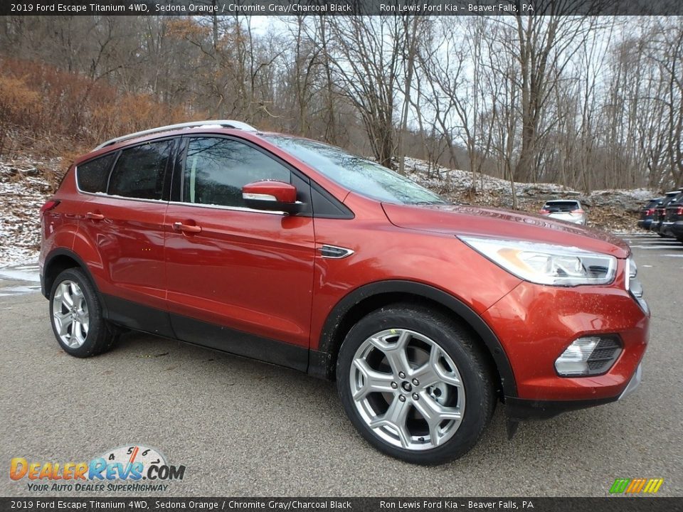 Front 3/4 View of 2019 Ford Escape Titanium 4WD Photo #9