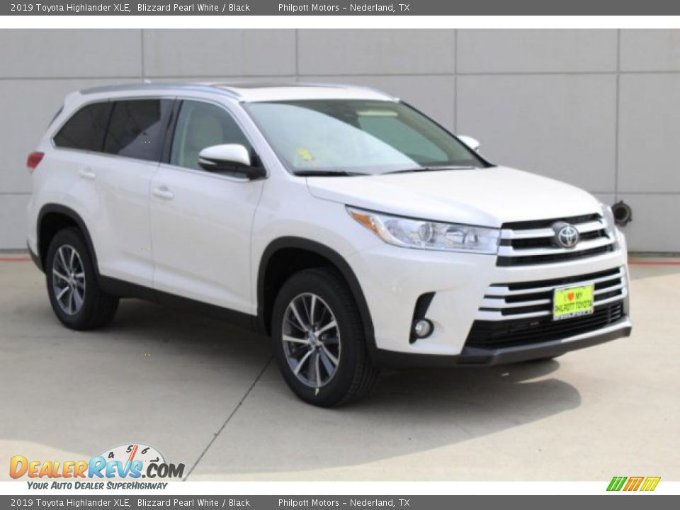 Front 3/4 View of 2019 Toyota Highlander XLE Photo #2