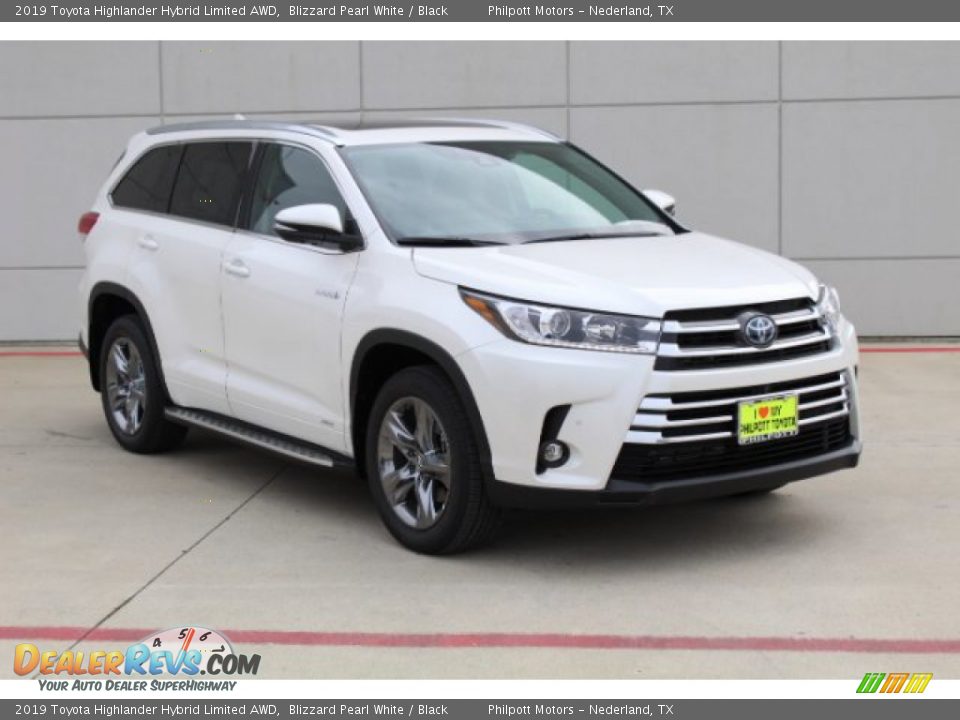 Front 3/4 View of 2019 Toyota Highlander Hybrid Limited AWD Photo #2