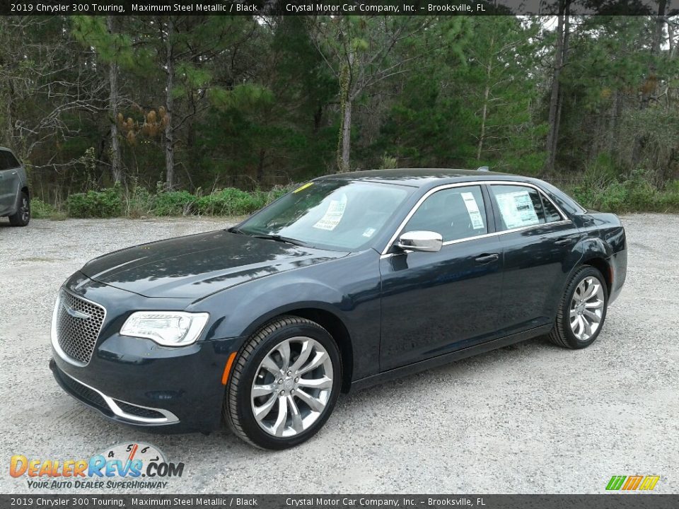 Front 3/4 View of 2019 Chrysler 300 Touring Photo #1