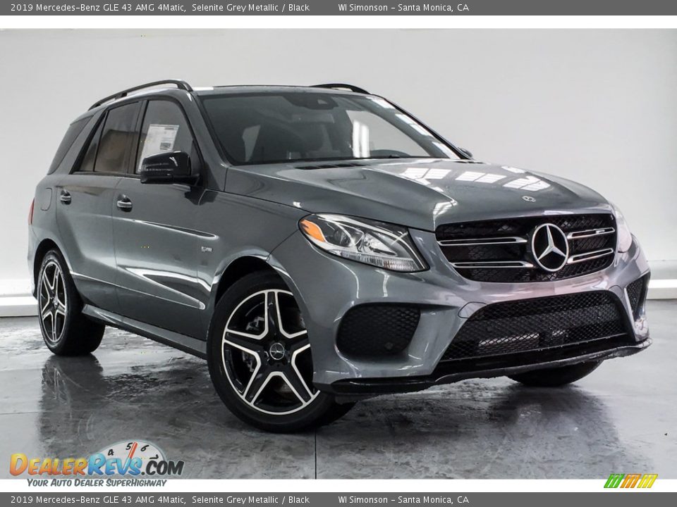 Front 3/4 View of 2019 Mercedes-Benz GLE 43 AMG 4Matic Photo #12