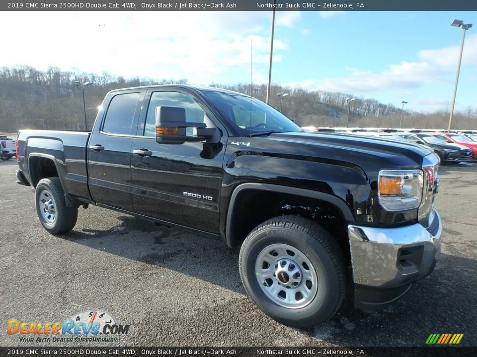 Front 3/4 View of 2019 GMC Sierra 2500HD Double Cab 4WD Photo #3