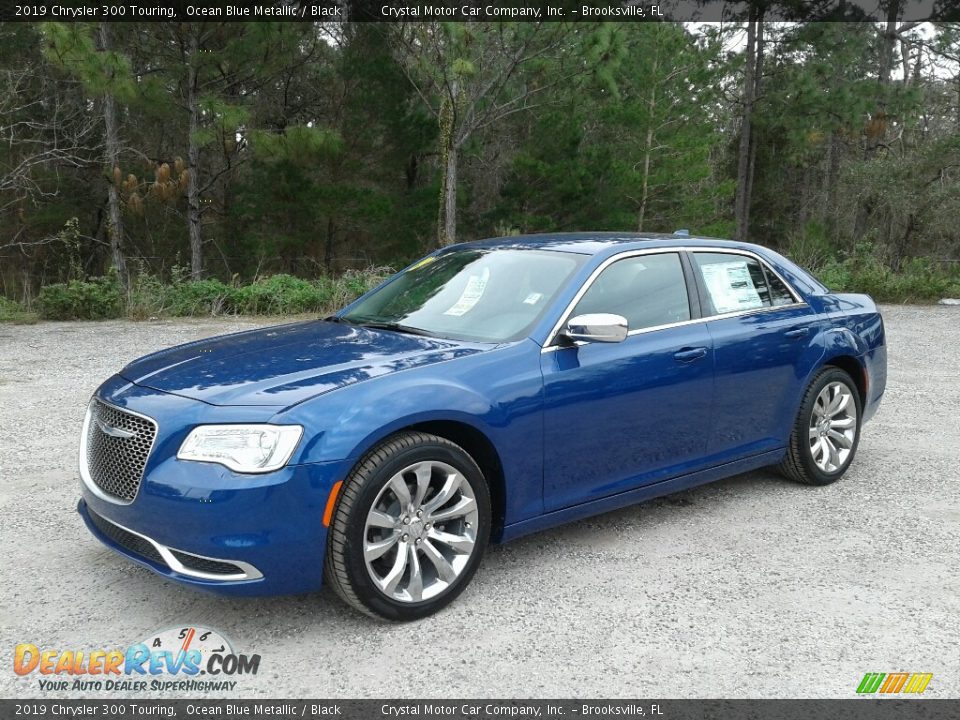 Front 3/4 View of 2019 Chrysler 300 Touring Photo #1