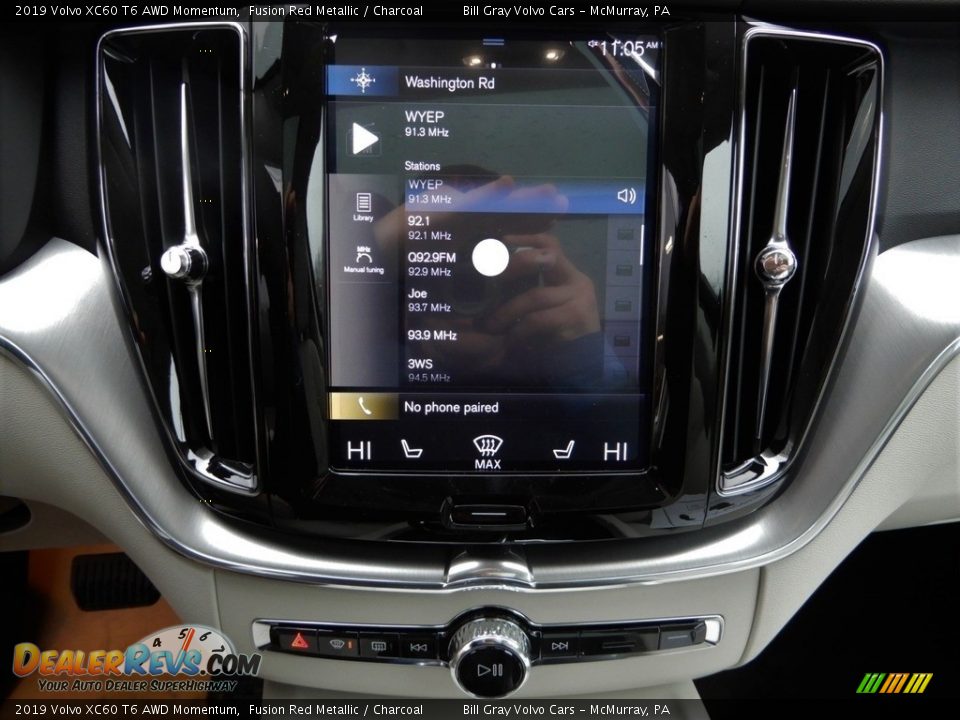 Controls of 2019 Volvo XC60 T6 AWD Momentum Photo #15