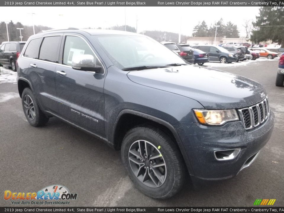 Front 3/4 View of 2019 Jeep Grand Cherokee Limited 4x4 Photo #8