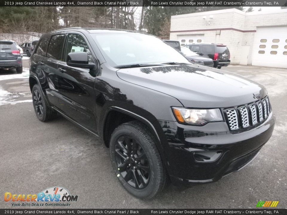 Front 3/4 View of 2019 Jeep Grand Cherokee Laredo 4x4 Photo #8