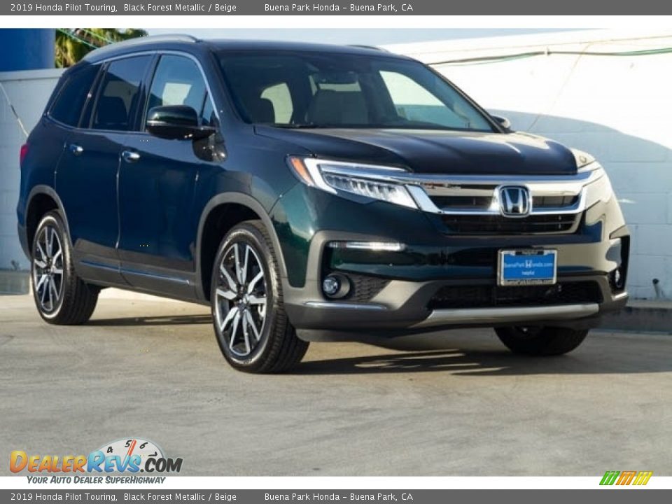 Front 3/4 View of 2019 Honda Pilot Touring Photo #1