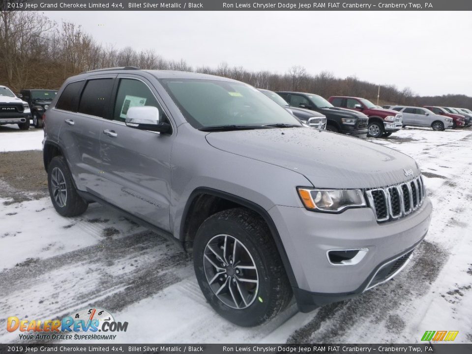 Front 3/4 View of 2019 Jeep Grand Cherokee Limited 4x4 Photo #8