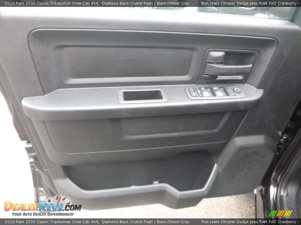 2019 Ram 1500 Classic Tradesman Crew Cab 4x4 Diamond Black Crystal Pearl / Black/Diesel Gray Photo #12