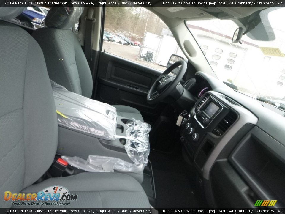 2019 Ram 1500 Classic Tradesman Crew Cab 4x4 Bright White / Black/Diesel Gray Photo #10