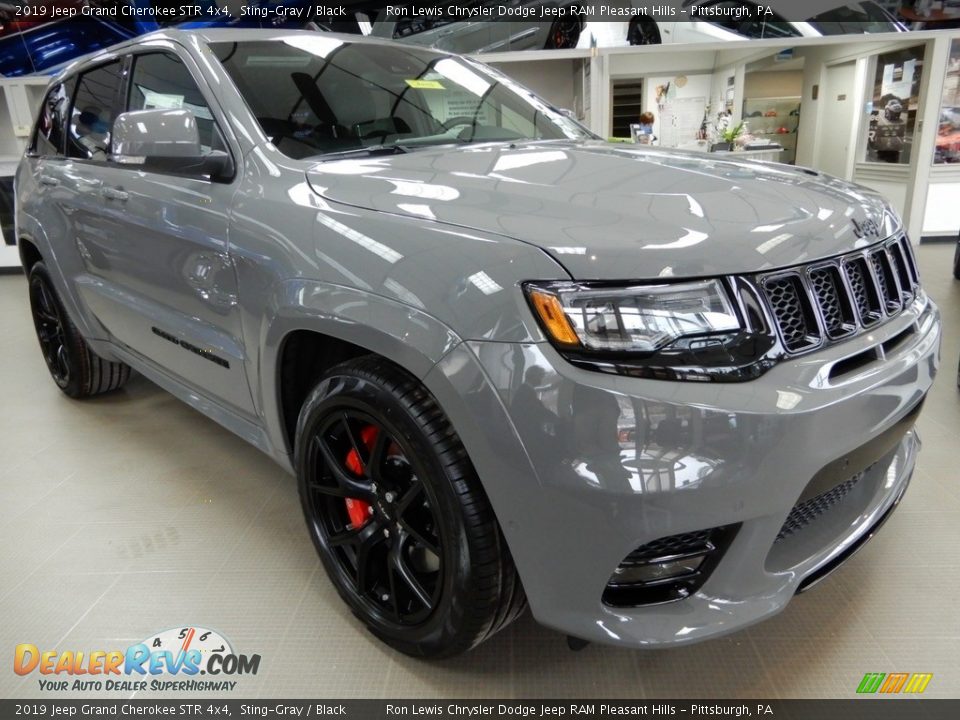 Front 3/4 View of 2019 Jeep Grand Cherokee STR 4x4 Photo #7