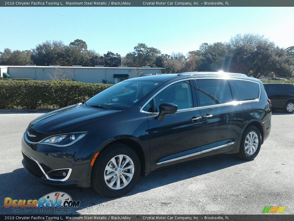 Front 3/4 View of 2019 Chrysler Pacifica Touring L Photo #1