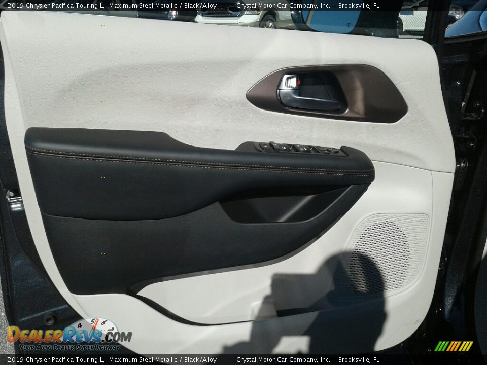 Door Panel of 2019 Chrysler Pacifica Touring L Photo #17