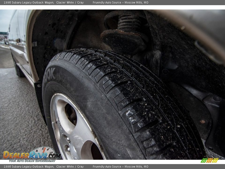 1998 Subaru Legacy Outback Wagon Glacier White / Gray Photo #11