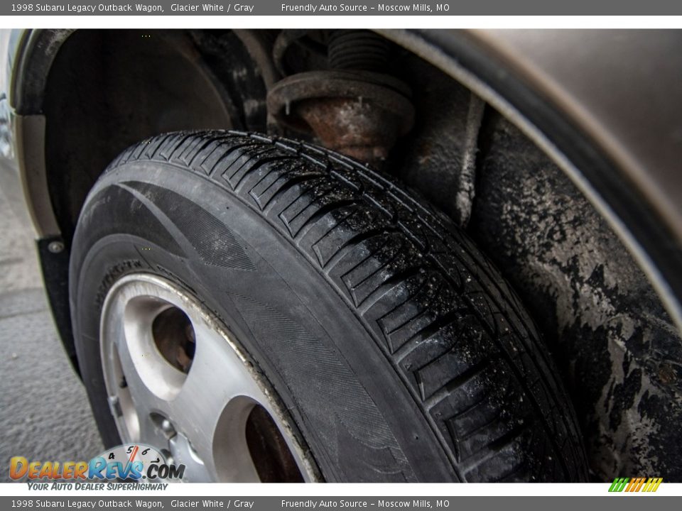 1998 Subaru Legacy Outback Wagon Glacier White / Gray Photo #12