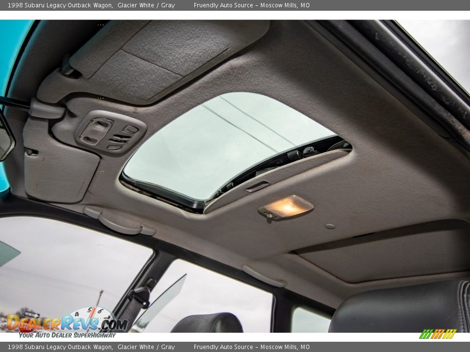 1998 Subaru Legacy Outback Wagon Glacier White / Gray Photo #20