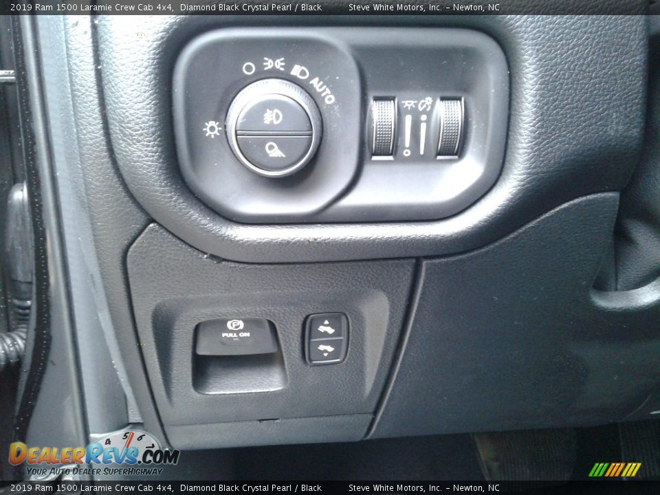 2019 Ram 1500 Laramie Crew Cab 4x4 Diamond Black Crystal Pearl / Black Photo #17