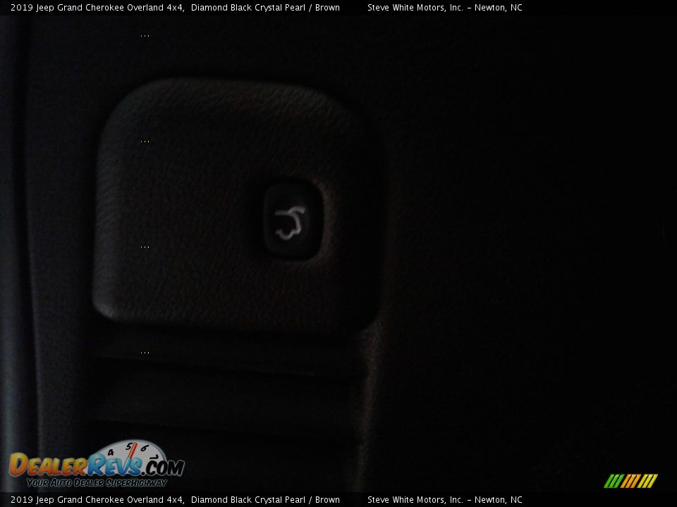 2019 Jeep Grand Cherokee Overland 4x4 Diamond Black Crystal Pearl / Brown Photo #12