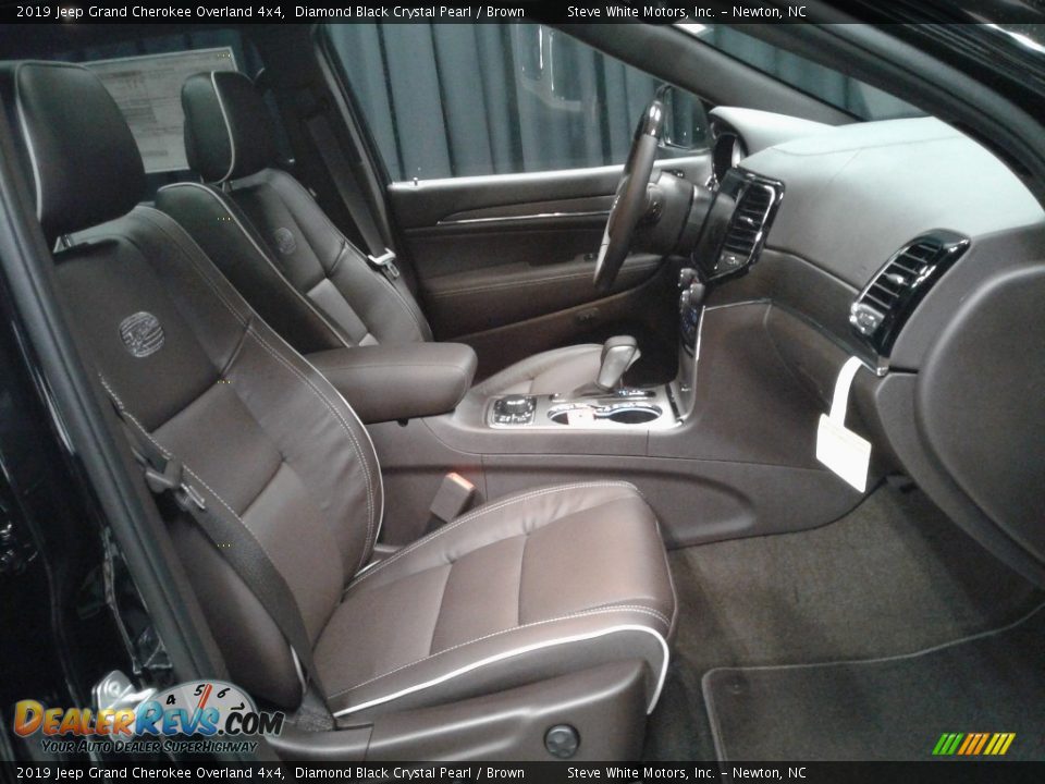 2019 Jeep Grand Cherokee Overland 4x4 Diamond Black Crystal Pearl / Brown Photo #17
