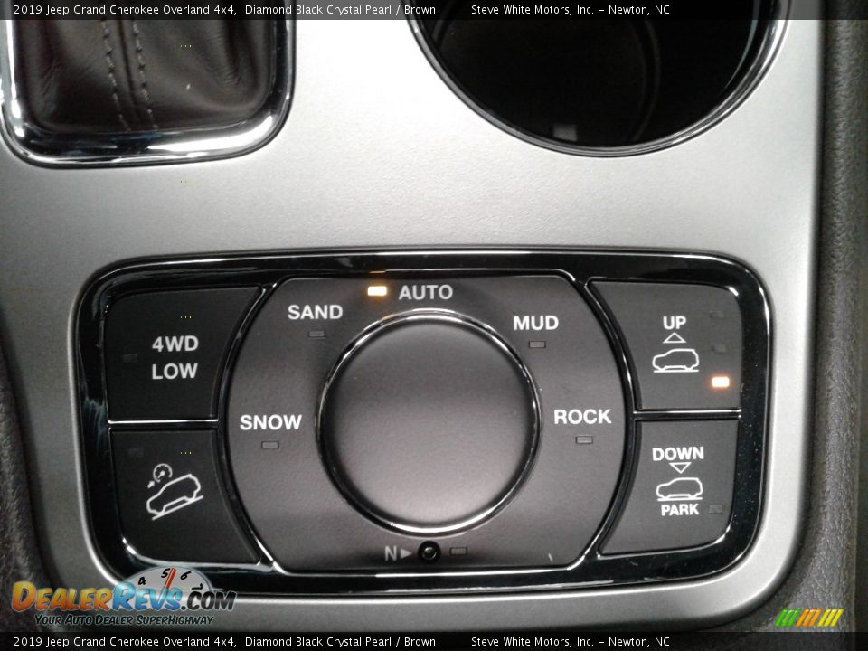 2019 Jeep Grand Cherokee Overland 4x4 Diamond Black Crystal Pearl / Brown Photo #33