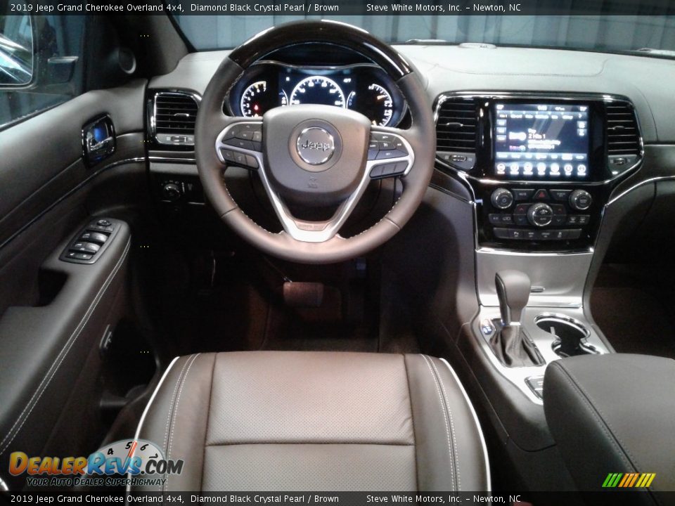 2019 Jeep Grand Cherokee Overland 4x4 Diamond Black Crystal Pearl / Brown Photo #35