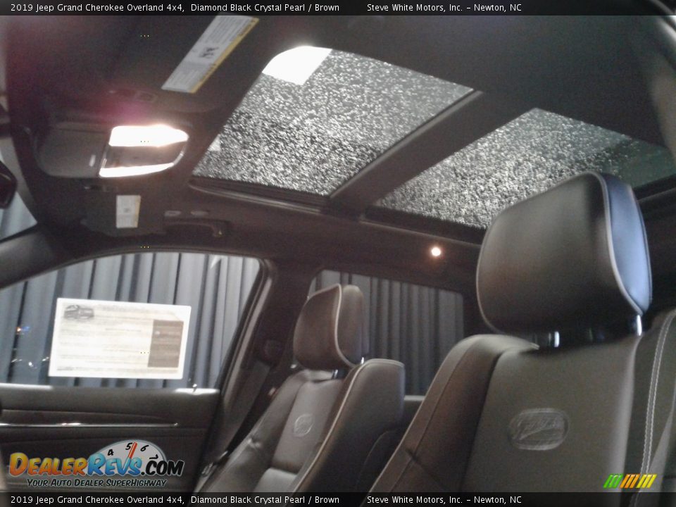 2019 Jeep Grand Cherokee Overland 4x4 Diamond Black Crystal Pearl / Brown Photo #36