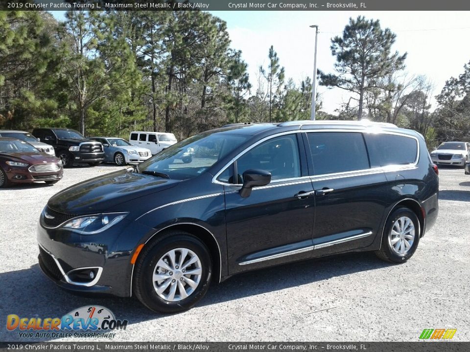 Front 3/4 View of 2019 Chrysler Pacifica Touring L Photo #1