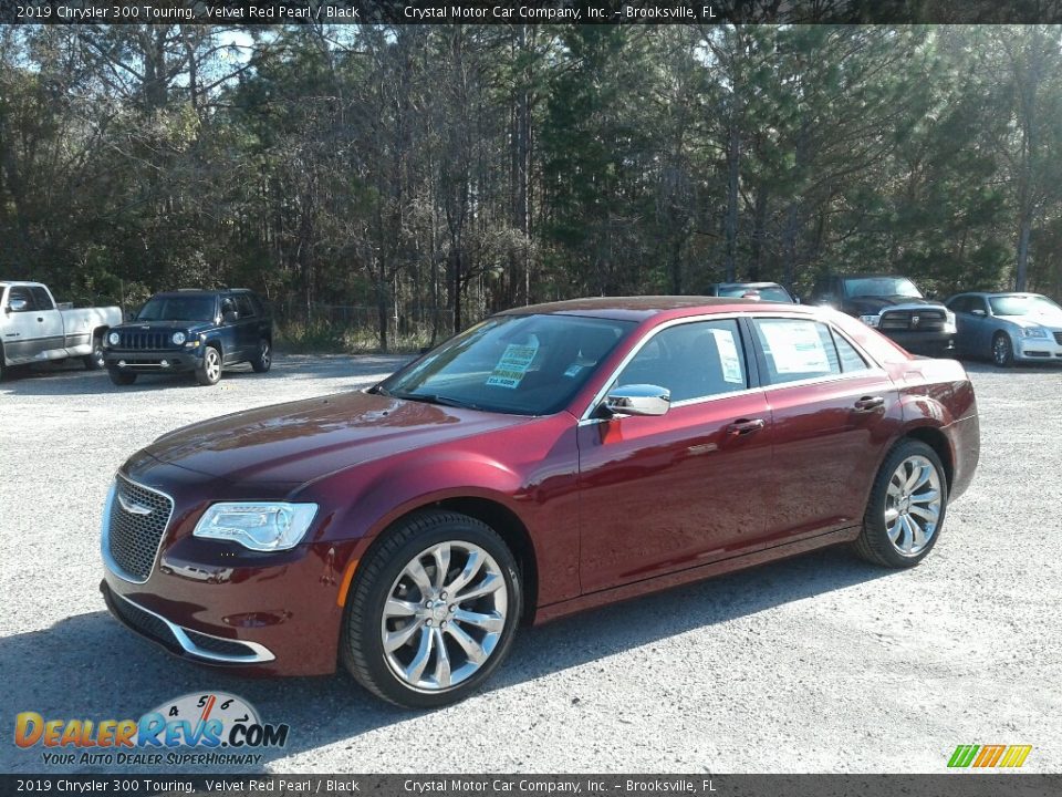 Front 3/4 View of 2019 Chrysler 300 Touring Photo #1