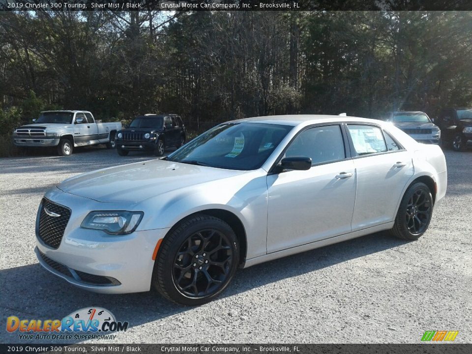 Front 3/4 View of 2019 Chrysler 300 Touring Photo #1