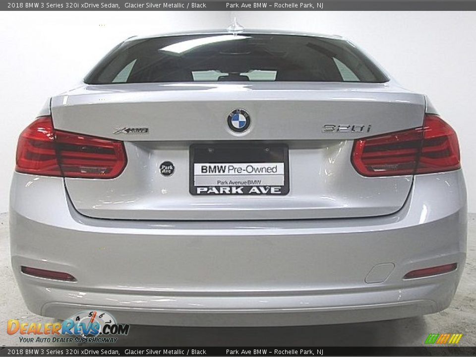 2018 BMW 3 Series 320i xDrive Sedan Glacier Silver Metallic / Black Photo #2