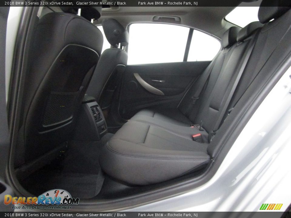 2018 BMW 3 Series 320i xDrive Sedan Glacier Silver Metallic / Black Photo #11