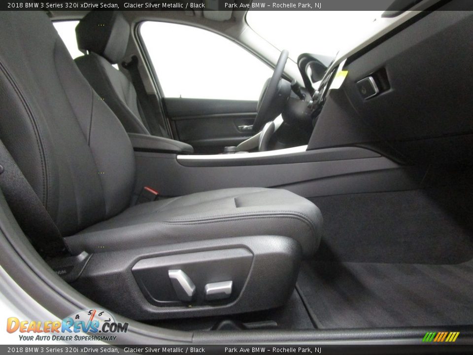 2018 BMW 3 Series 320i xDrive Sedan Glacier Silver Metallic / Black Photo #14