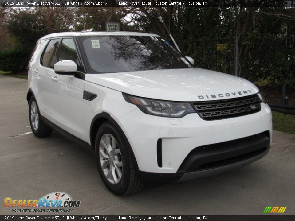 Front 3/4 View of 2019 Land Rover Discovery SE Photo #2
