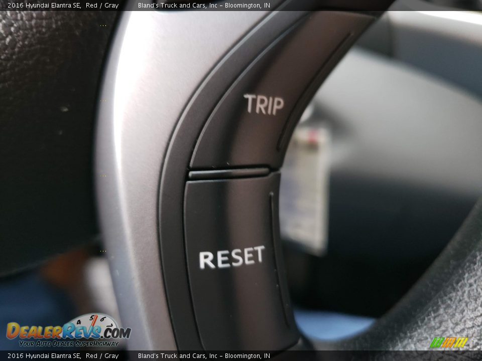 2016 Hyundai Elantra SE Red / Gray Photo #12
