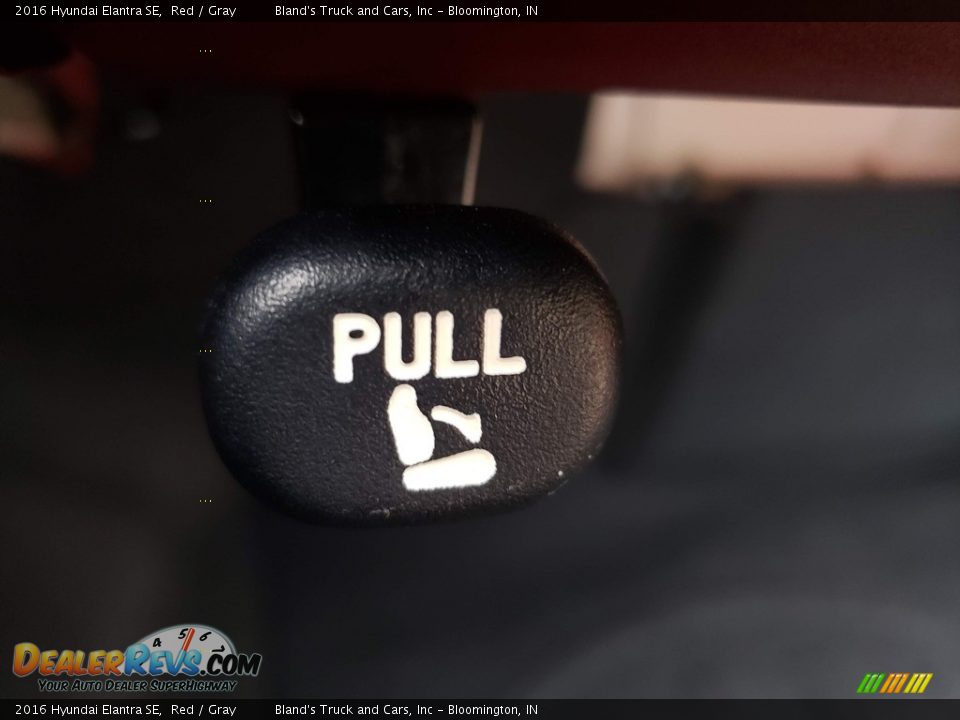 2016 Hyundai Elantra SE Red / Gray Photo #32