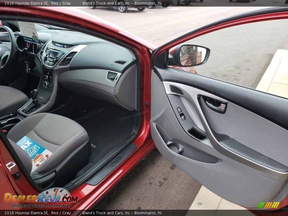 2016 Hyundai Elantra SE Red / Gray Photo #36