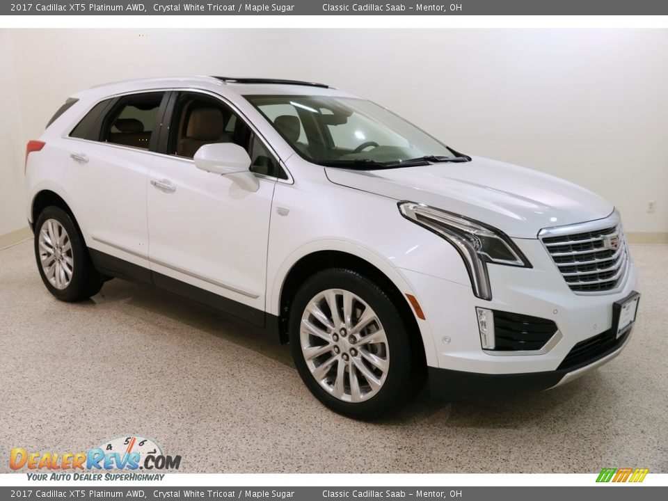Front 3/4 View of 2017 Cadillac XT5 Platinum AWD Photo #1