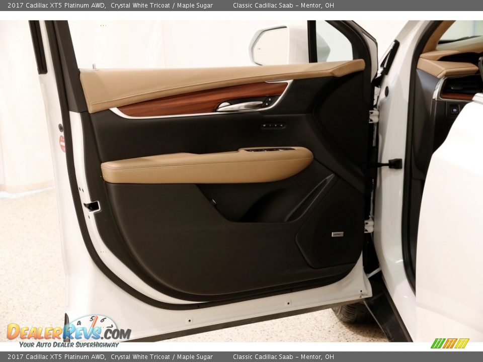 Door Panel of 2017 Cadillac XT5 Platinum AWD Photo #4
