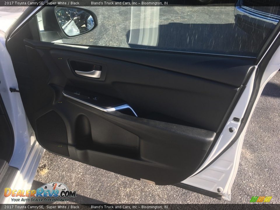 2017 Toyota Camry SE Super White / Black Photo #17