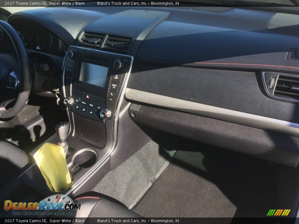 2017 Toyota Camry SE Super White / Black Photo #18