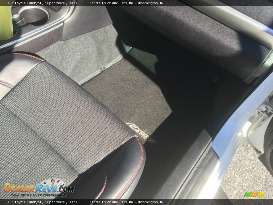 2017 Toyota Camry SE Super White / Black Photo #19